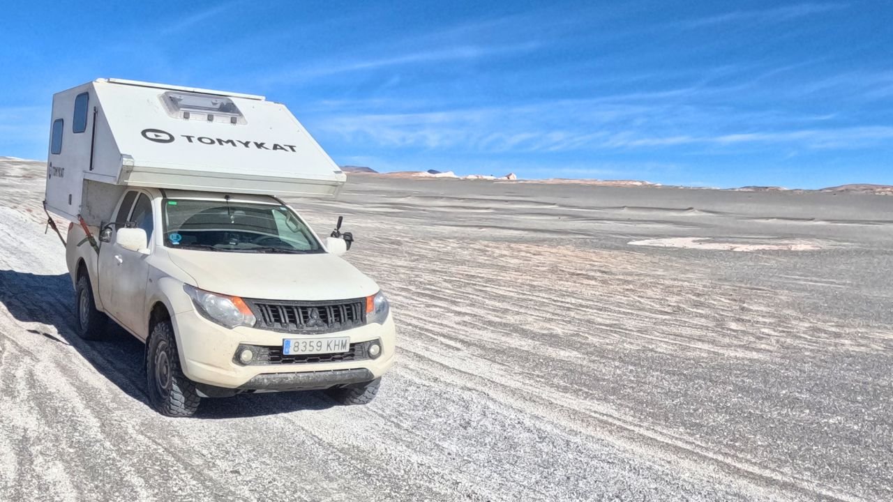 Camper 4x4 sobre ruta de aventura overland en naturaleza remota