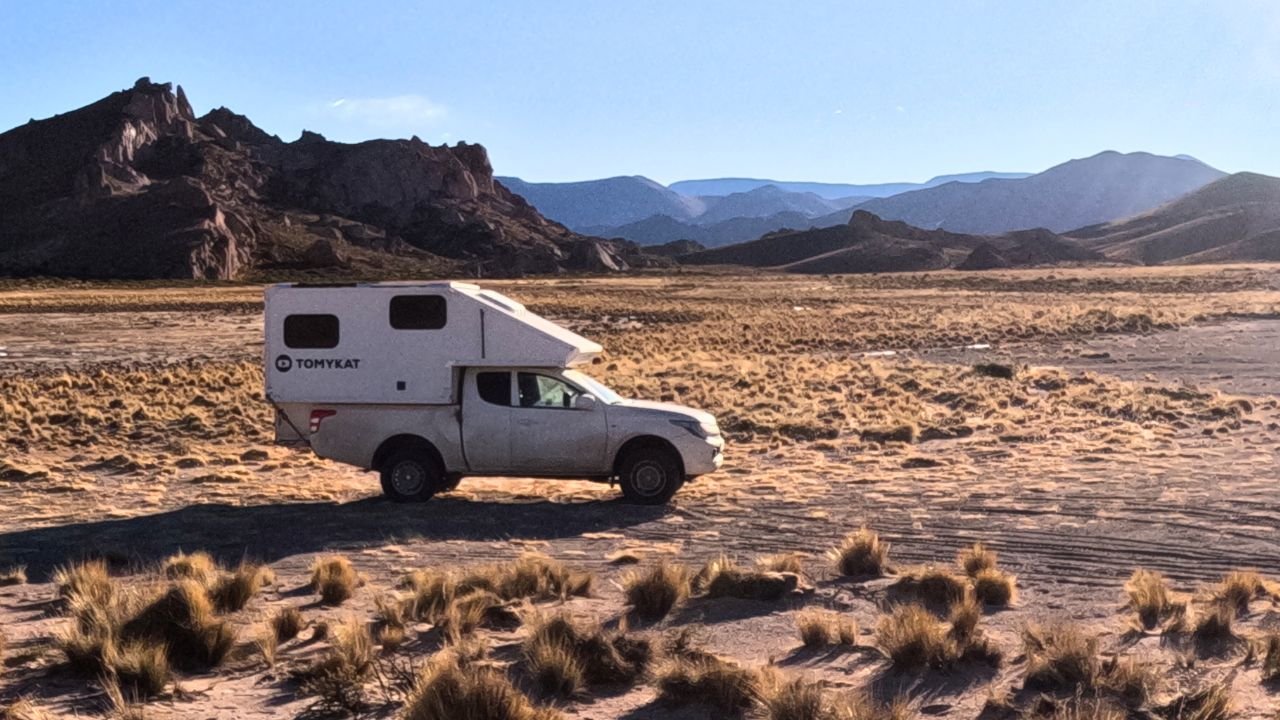 Camper 4x4 en entorno natural durante viaje overland con Tomykat