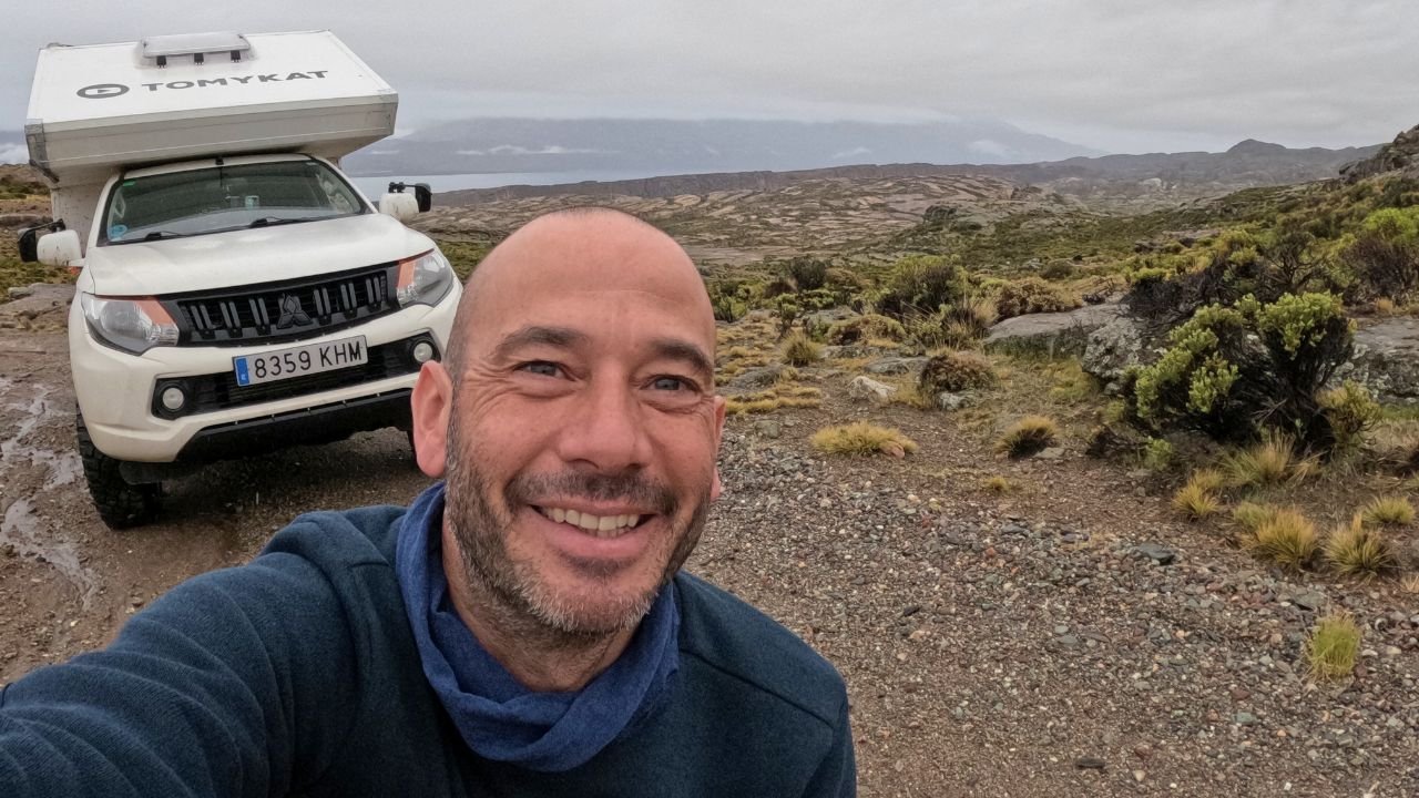 Ruta overland con camper y Tomykat en travesía por paisajes remotos