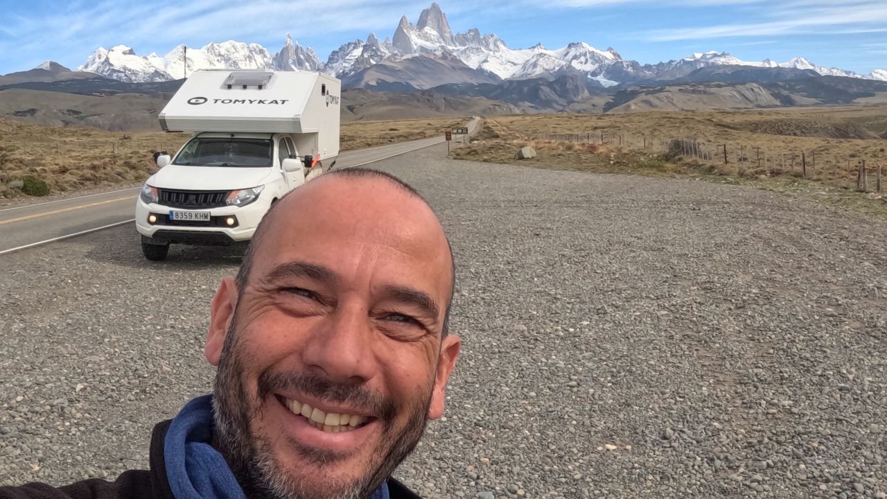 Tomykat viajando en camper 4x4 en ruta overland con paisaje de montaña