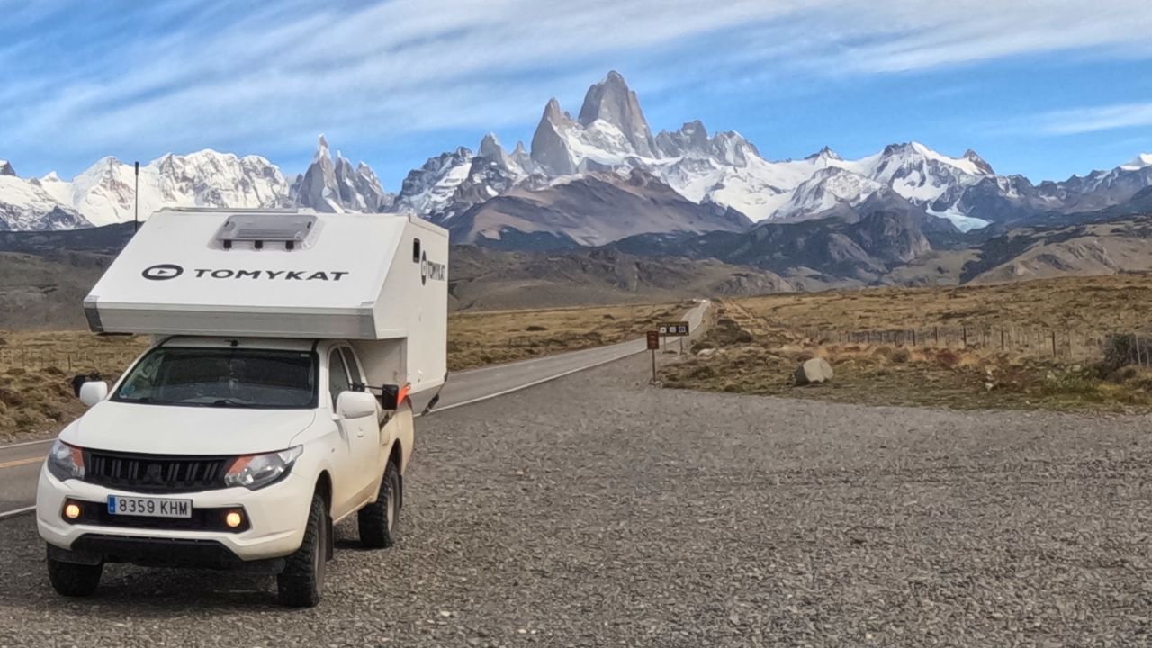 Camper de Tomykat sobre ruta overland junto a montañas nevadas