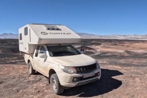 Pick Up Camper 4x4 de Tomy en ruta Overlanding 4x4 con paisaje volcanico
