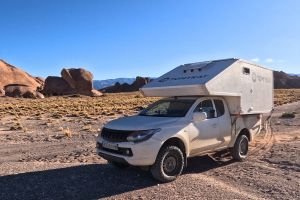 Pickup 4x4 con célula camper montada para overlanding