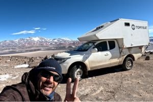 Tomy viajando con su pick up overlander