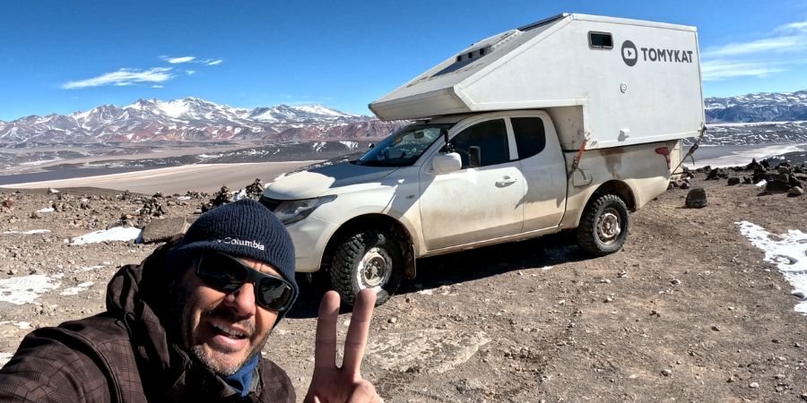 Tomy viajero overlander con su Pick Up Camper 4x4 en un selfie con la naturaleza en ruta.