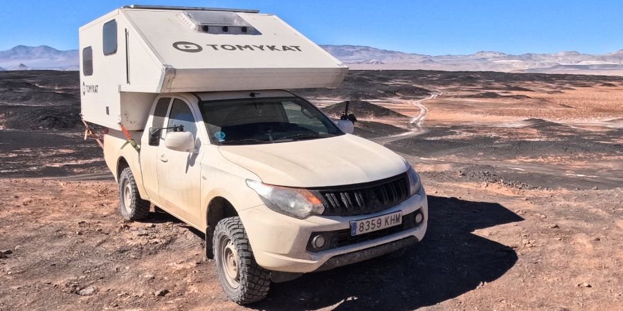 4x4 aparcado en plena naturaleza durante una ruta overland