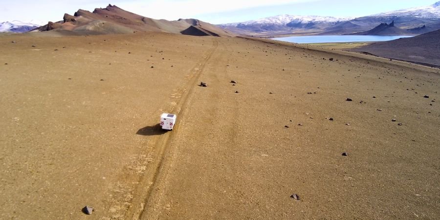 4x4 viajando por pista remota en ruta de overlanding