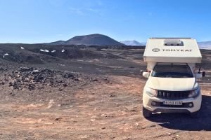 Vehículo overland 4x4 TomyKat equipado con celula vivienda viajando por zona volcanica