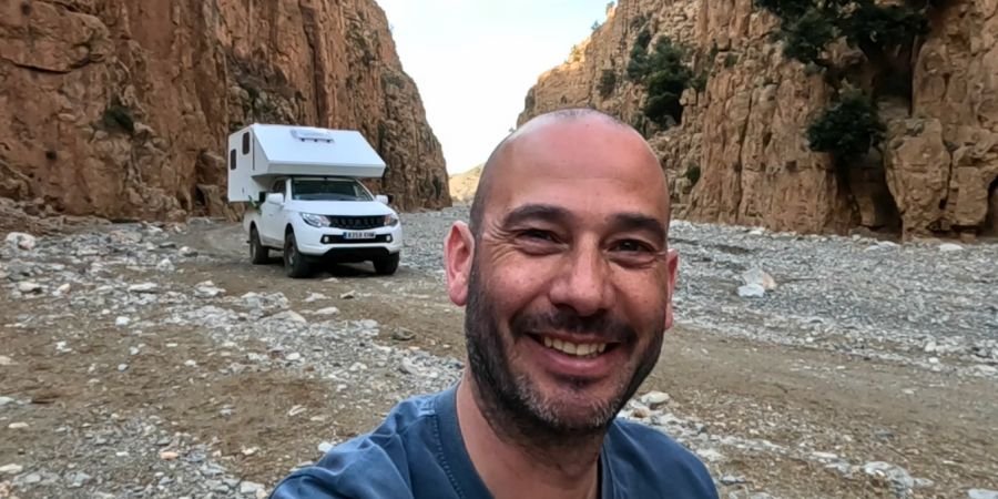 Pick UP Camper 4x4 de Tomykat atravesando pistas de tierra en Marruecos con montañas del Atlas