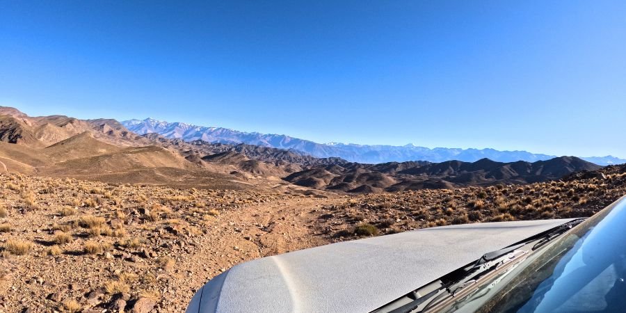 viaje overland en ruta offroad con 4x4 y camper atravesando un paisaje remoto