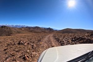 vehículo Pick Up de 4x4 camper de TomyKat estacionado en un paisaje salvaje