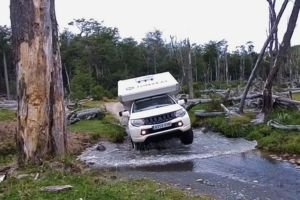 Imagen destacada de vehículo 4x4 en carretera remota de Argentina cruzando un rio