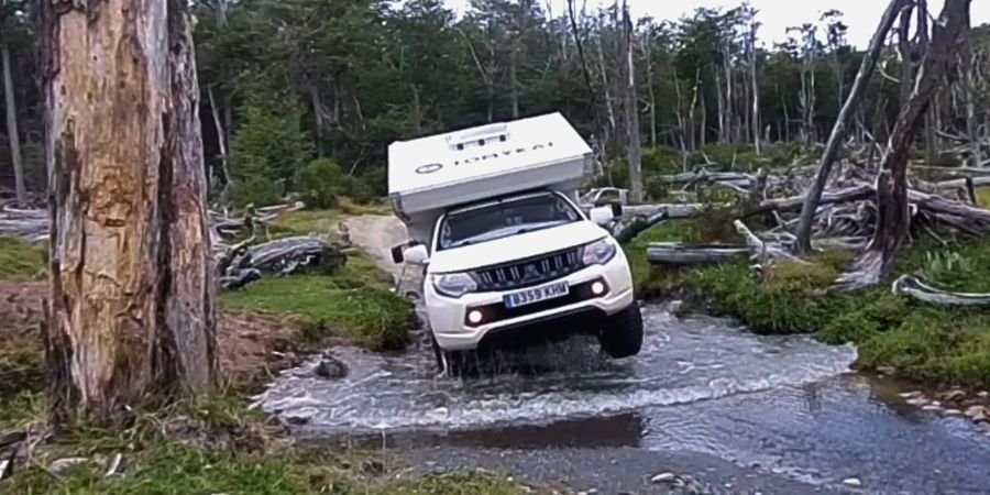 vehículo 4x4 de Tomykat en carretera remota de Argentina cruzando un rio