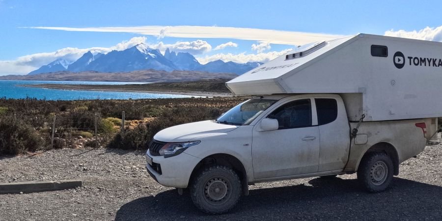 Pick up camper de TomyKat frente a montañas y glaciares en la Patagonia argentina