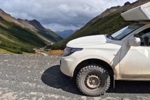 vehículo 4x4 recorriendo una carretera remota en Argentina con paisajes de fondo