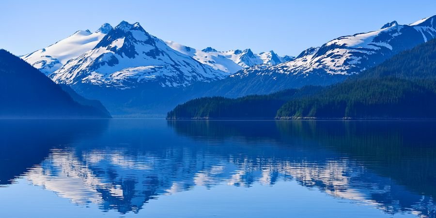 costa de la península de Kenai en Alaska con montañas y mar azul intenso