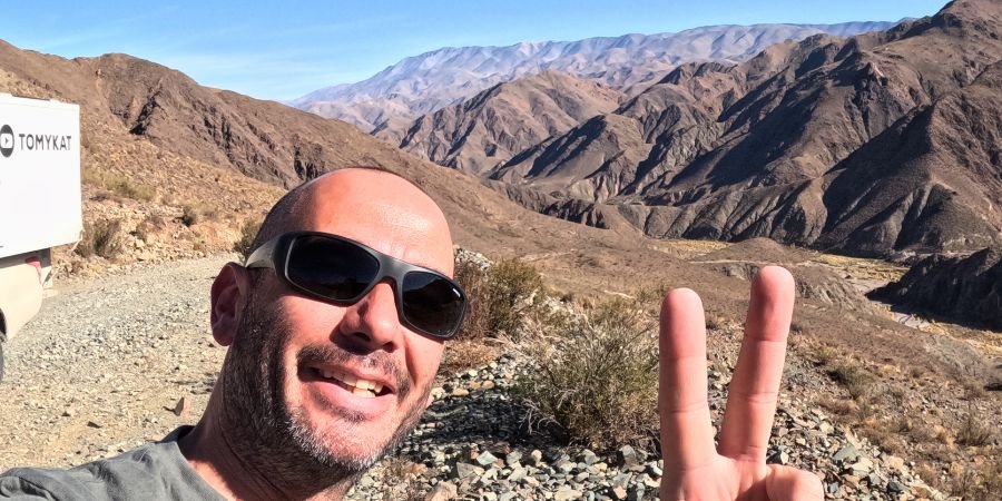 TomyKat frente a la Cordillera de los Andes en Mendoza, Argentina