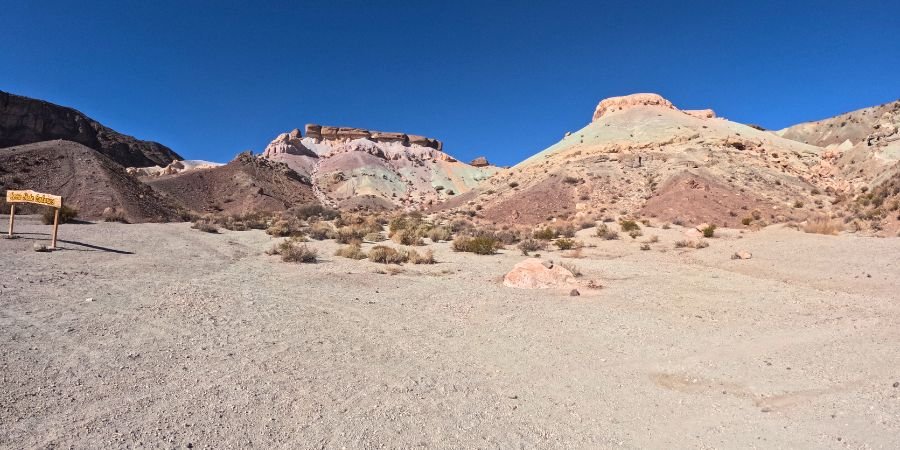 paisajes de la Quebrada de Humahuaca con pueblos tradicionales en el noroeste argentino