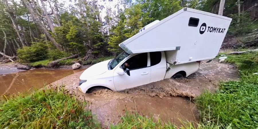 overlander Tomykat conduciendo su 4x4 entre ríos y naturaleza