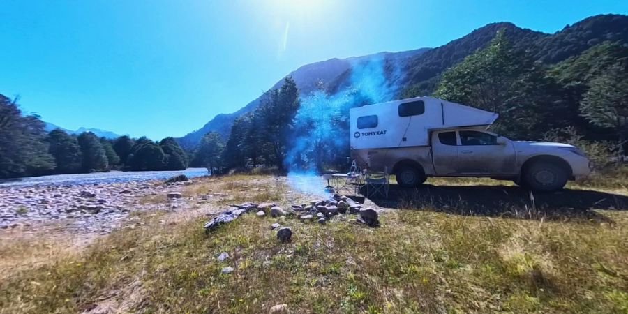 campamento Overland TomyKat en Carretera Austral al Sur de Chile con 4x4, tienda de techo y fogata junto a un lago