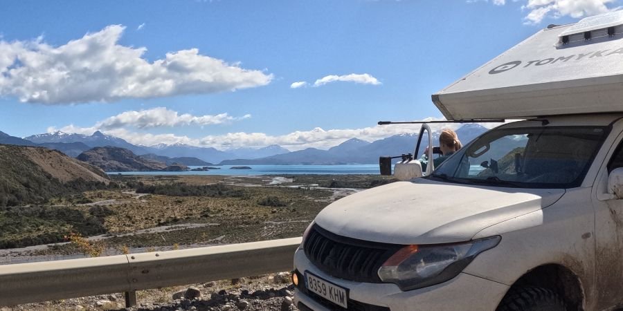 TomyKat overland sur de chile vehículo Overland recorriendo la Carretera Austral en el sur de Chile, entre montañas y fiordos