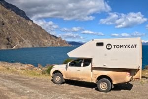 vehículo Overland 4x4 recorriendo una ruta escénica en Chile entre montañas y lagos