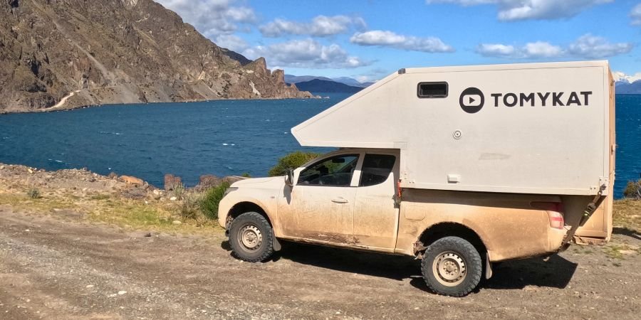 Tomykat chile overlanding vehículo de TomyKat Overland 4x4 recorriendo una ruta escénica en Chile entre montañas y lagos