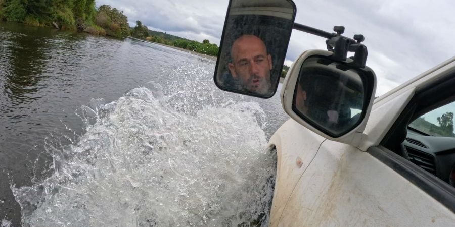 Vehículo 4x4 overland cruzando un rio