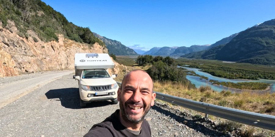 Vehículo 4x4 overland recorriendo una pista larga