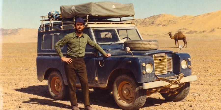 Vehículo clásico tipo Land Rover en expedición por paisaje africano