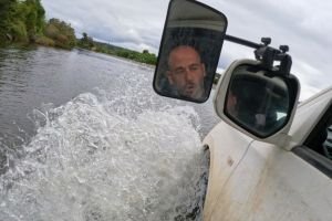 cruce de rio en un viaje de overlanding