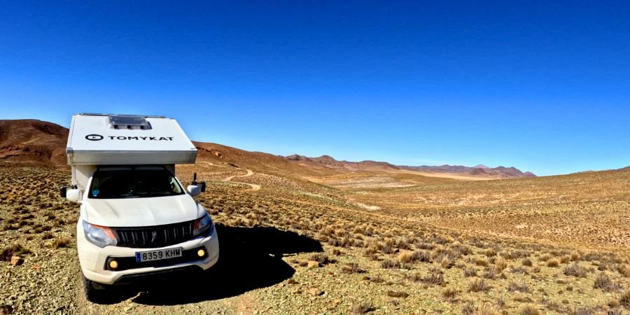 Vehículo 4x4 overland de Tomy recorriendo una ruta de montaña