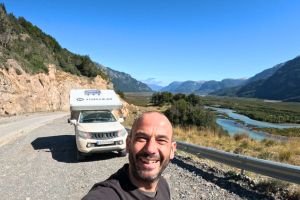 Vehículo 4x4 overland recorriendo una pista larga en la carretera austral de Chile